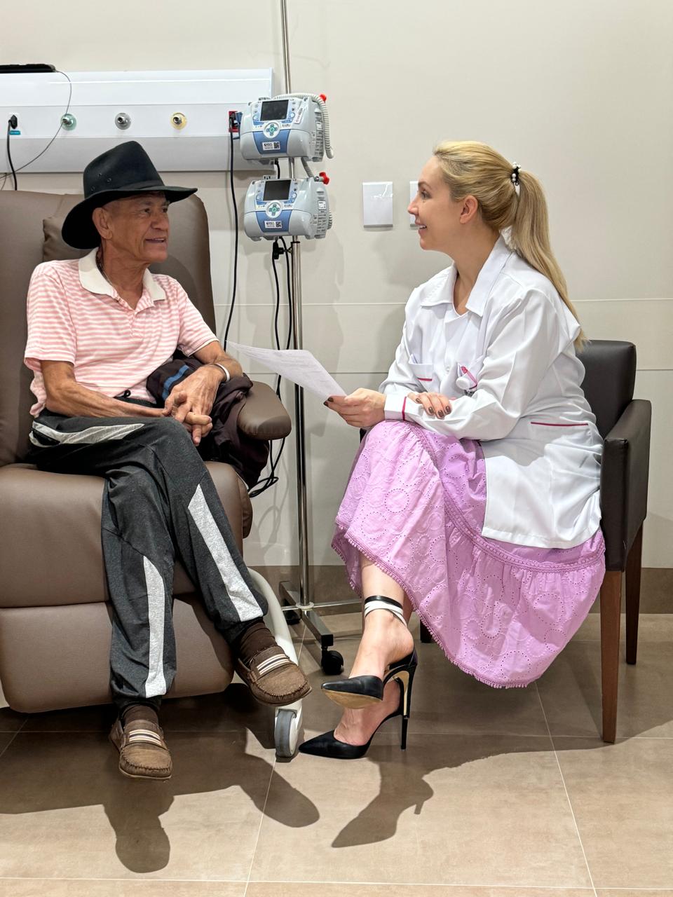 Médica atendendo paciente